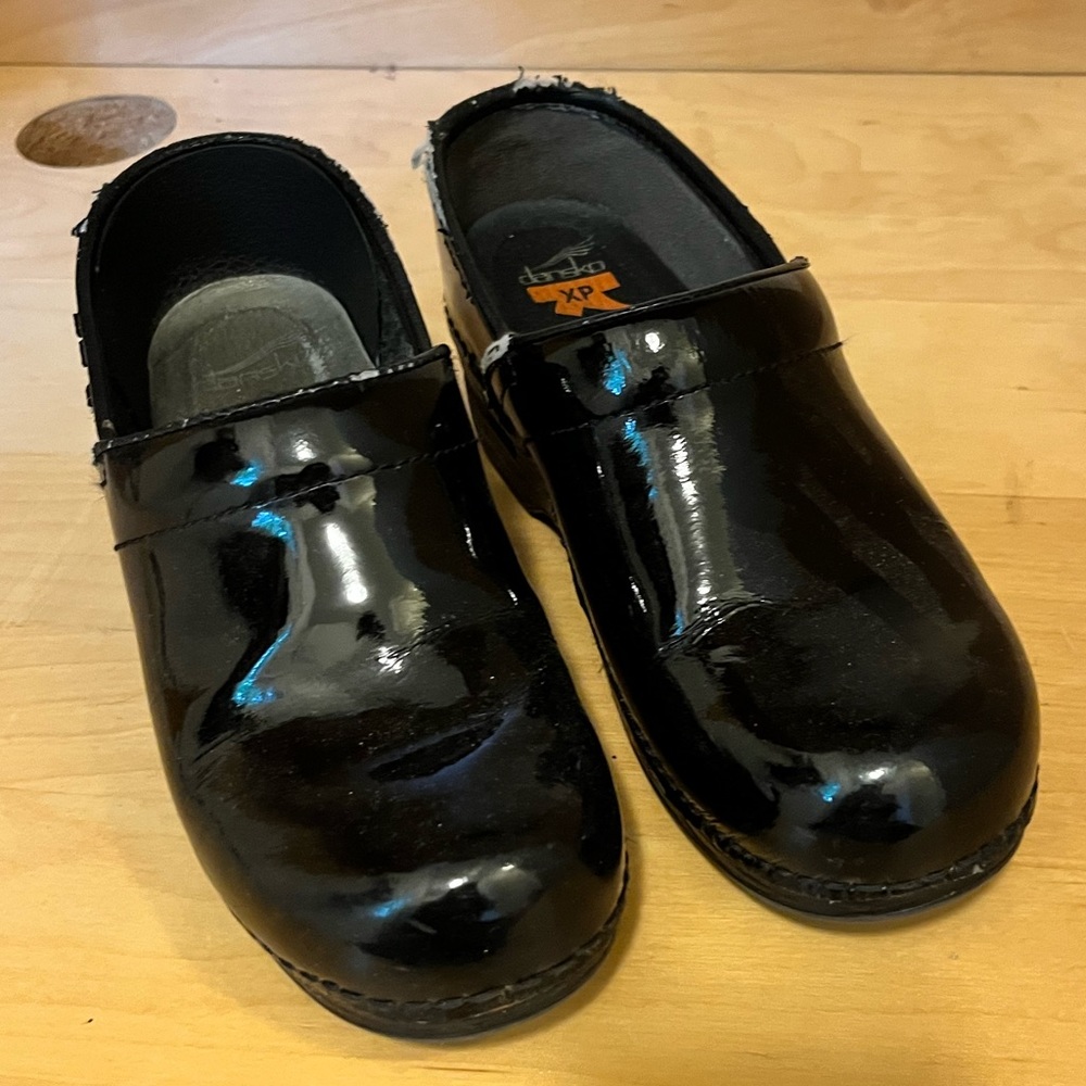 Dansko XP clogs size 38 patent leather